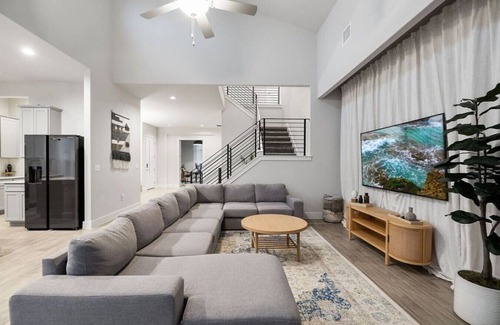 Austin Maison | Luxe, Modern 4B House with Office, 20 min to DT