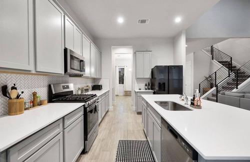 Austin Maison | Luxe, Modern 4B House with Office, 20 min to DT