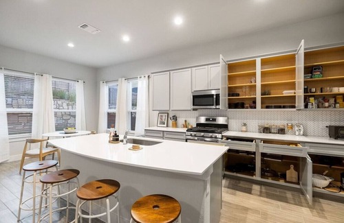 Austin Maison | Luxe, Modern 4B House with Office, 20 min to DT