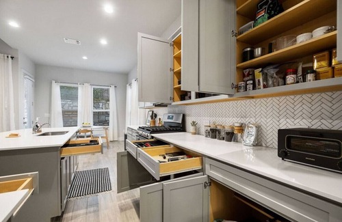 Austin Maison | Luxe, Modern 4B House with Office, 20 min to DT