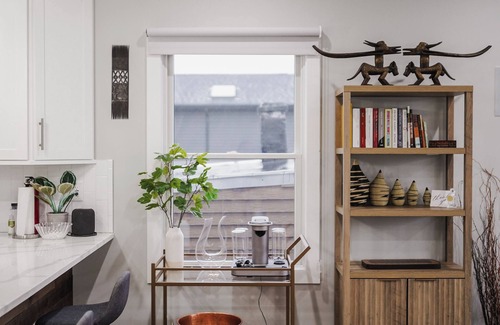 West Side Copropriété | Luxe, Modern, and Spacious Condo Near NYC