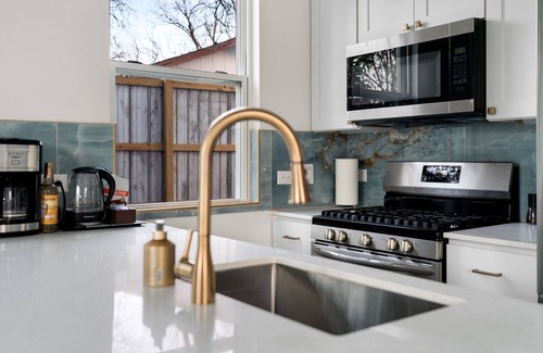 Govalle Maison | Luxe Modern Retreat in East Austin
