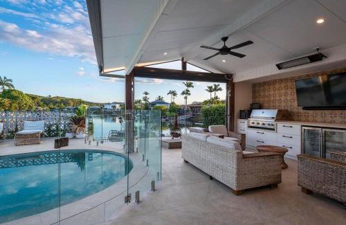 Currumbin Waters Maison | Luxe Modern Waterfront 4BR Oasis Wifi, BBQ & Pool