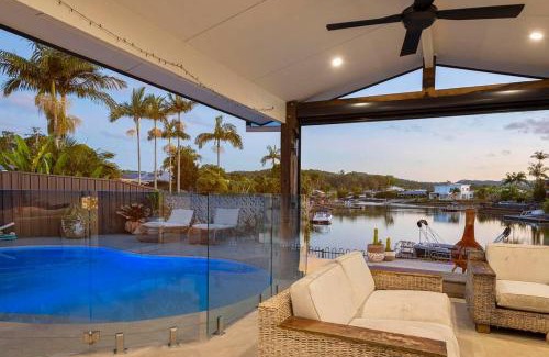 Currumbin Waters Maison | Luxe Modern Waterfront 4BR Oasis Wifi, BBQ & Pool