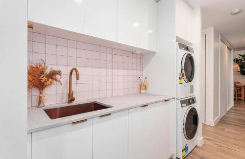 Currumbin Waters Maison | Luxe Modern Waterfront 4BR Oasis Wifi, BBQ & Pool