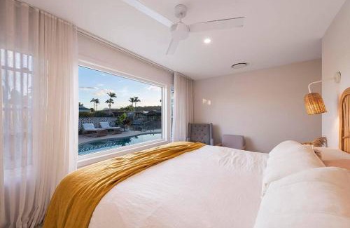 Currumbin Waters Maison | Luxe Modern Waterfront 4BR Oasis Wifi, BBQ & Pool