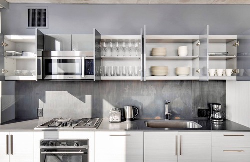 River North Appartement | Luxe Near North 2BR w/ Roof & Gym, close to Red Line, by Blueground
