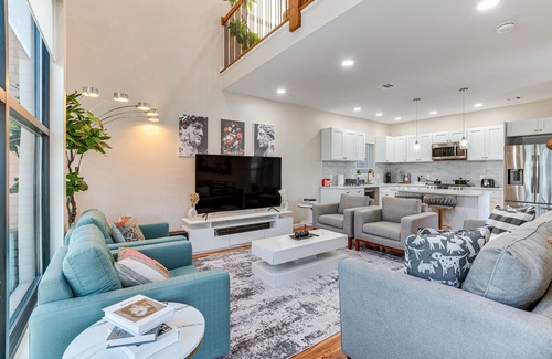 Newark Maison | Luxe Newark Retreat w/ Rooftop Deck: Pets Welcome!