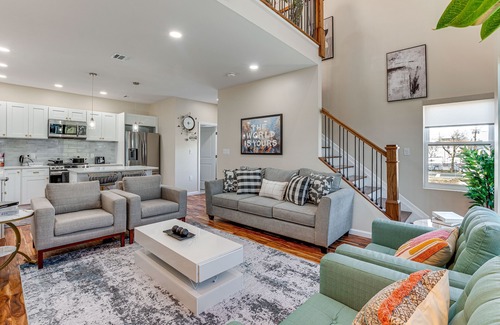 Newark Maison | Luxe Newark Retreat w/ Rooftop Deck: Pets Welcome!