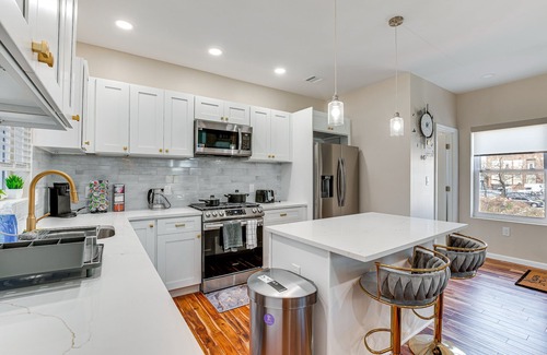 Newark Maison | Luxe Newark Retreat w/ Rooftop Deck: Pets Welcome!