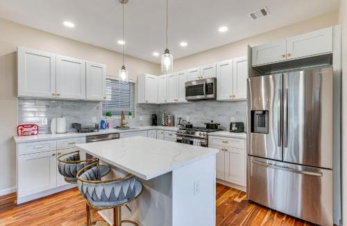 Newark Maison | Luxe Newark Retreat with Rooftop Deck Pets Welcome!
