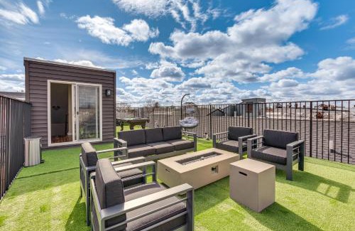 Newark Maison | Luxe Newark Retreat with Rooftop Deck Pets Welcome!
