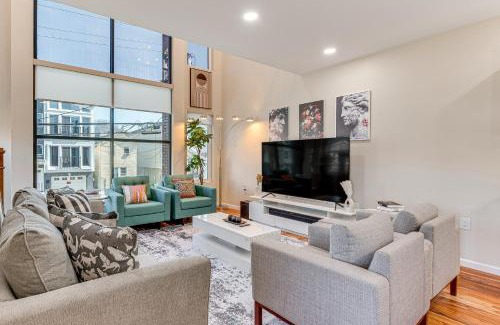Newark Maison | Luxe Newark Retreat with Rooftop Deck Pets Welcome!