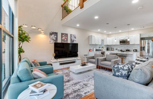 Newark Maison | Luxe Newark Retreat with Rooftop Deck Pets Welcome!