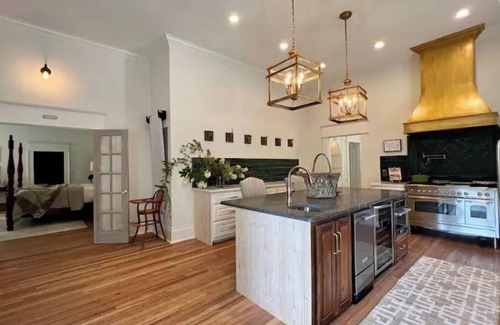 Tupelo Maison | LUXE Remodel Historic 1 BR in PERFECT location