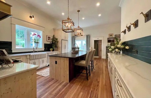 Tupelo Maison | LUXE Remodel Historic 1 BR in PERFECT location