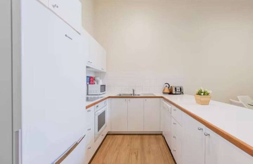 Docklands Appartement | Luxe Resort Apt w Pool Car Park on Spencer