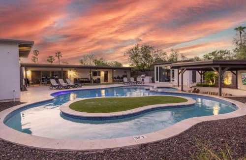 Paradise Valley Village Maison | Luxe Resort Retreat