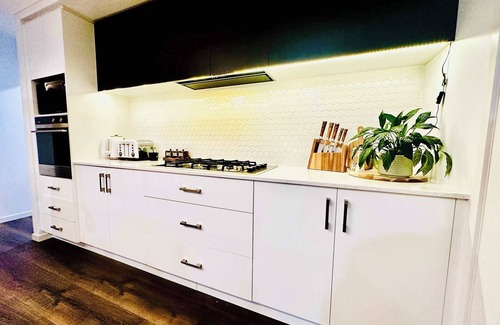 Rokeby Maison | Luxe Retreat with Spa - Near airport & CBD