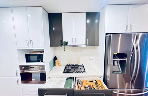 Maribyrnong Maison | Luxe Riverside 3BR Walk to Flemington Racecourse and Showgrounds 16 mins CBD