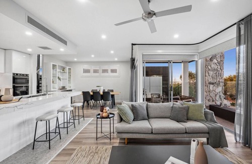 Curlewis Maison | Luxe, Rooftop Terrace, Views, Three-levels