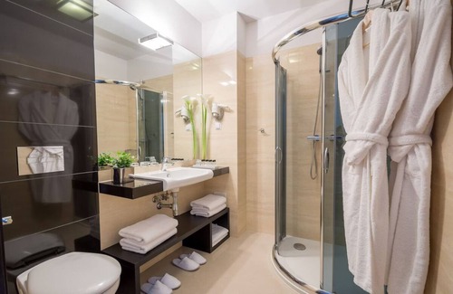 Stradom Hôtel | Luxe Stay near Wawel Castle | Modern Amenities | Vibrant Downtown Dining