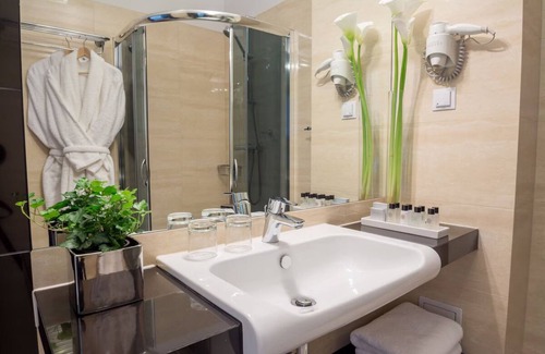 Stradom Hôtel | Luxe Stay near Wawel Castle | Modern Amenities | Vibrant Downtown Dining