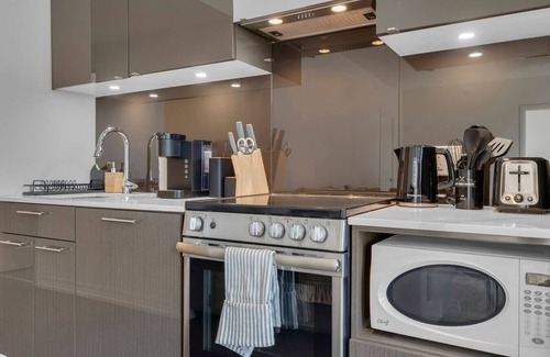Garden District Hôtel | Luxe Suites - Eaton Centre / Dundas Square