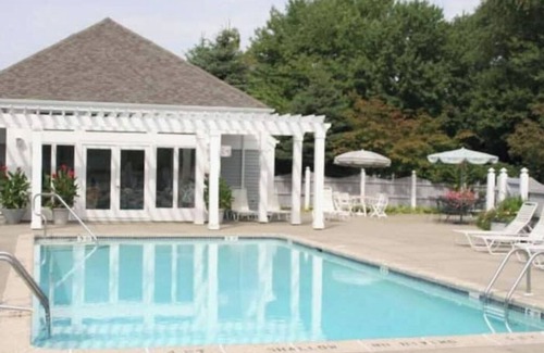 Norwich Copropriété | Luxe Villa- mins from Mohegan Sun with fireplace, jacuzzi, sauna/pools, and spa
