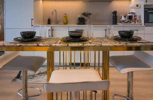 Kitchener Copropriété | Luxorious High Rise King Suite With Underground Parking