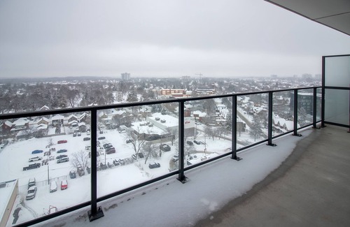 Kitchener Copropriété | Luxorious High Rise King Suite With Underground Parking