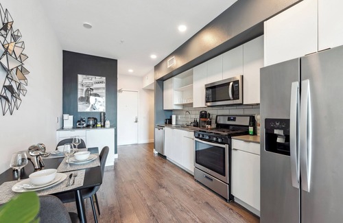 Beverly Hills Appartement | Luxurious 1bd apt in Hollywood w/Free Parking, Pool, Gym