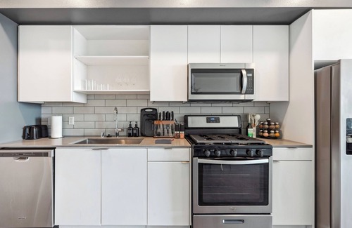 Beverly Hills Appartement | Luxurious 1bd apt in Hollywood w/Free Parking, Pool, Gym