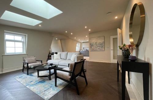 Chigwell Appartement | luxurious, 2 bed, 2 bath penthouse apartment in highly desirable Chigwell CHCL F8