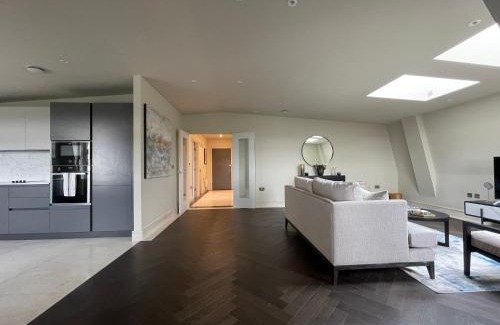 Chigwell Appartement | luxurious, 2 bed, 2 bath penthouse apartment in highly desirable Chigwell CHCL F8