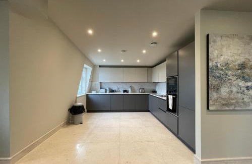 Chigwell Appartement | luxurious, 2 bed, 2 bath penthouse apartment in highly desirable Chigwell CHCL F8