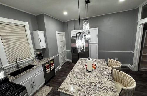 South Side Slopes Maison | Luxurious 2-bed house in Southside with central heating, cooling and fireplace