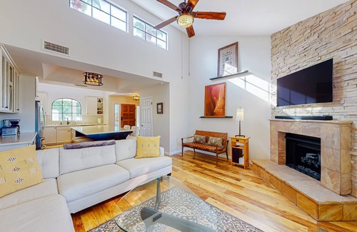 Biltmore Courts Copropriété | Luxurious 2-Bedroom Retreat in Phoenix with Stunning Mountain Views