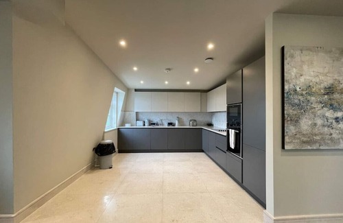 Chigwell Appartement | Luxurious 2 BR, 2 BA Apt, Desirable Chigwell