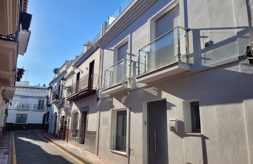 Nerja City Centre Maison | Spacieuse maison de 2/3/4 chambres avec terrasse sur le toit avec jacuzzi dans le centre de Nerja