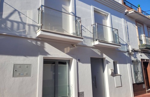 Nerja City Centre Maison | Spacieuse maison de 2/3/4 chambres avec terrasse sur le toit avec jacuzzi dans le centre de Nerja