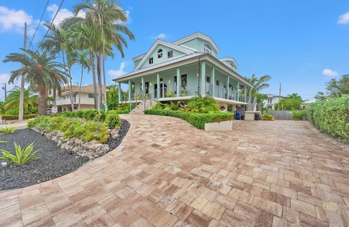 Coury Maison | Luxurious 3-bedroom home with Pool and Dock in Key Colony Beach