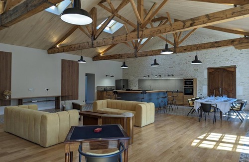 Gondeville Appartement | Maison lumineuse avec cuisine équipée, 3 chambres avec SDE & WC privatifs, garage et Wifi - Jarnac
