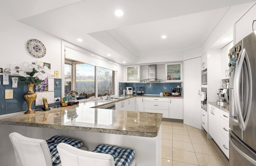 Twin Waters Appartement | Luxurious 3-Bedroom Canal-Front Home with Pool-Twin Waters