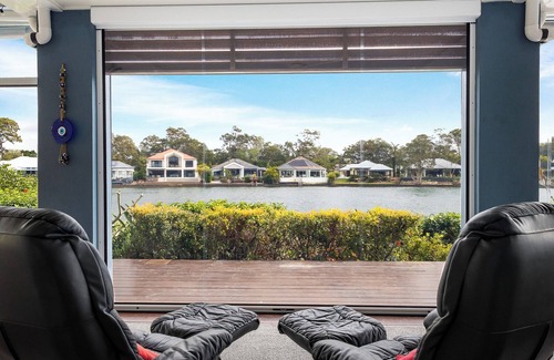 Twin Waters Appartement | Luxurious 3-Bedroom Canal-Front Home with Pool-Twin Waters