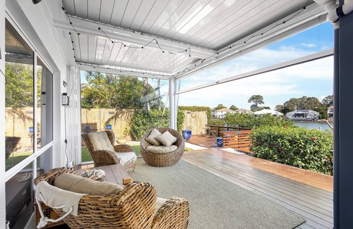Twin Waters Appartement | Luxurious 3-Bedroom Canal-Front Home with Pool-Twin Waters