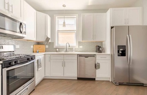 Greater Grand Crossing Appartement | Luxurious 3 Bedroom Getaway