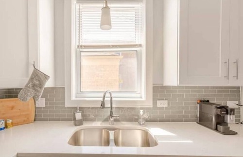 Greater Grand Crossing Appartement | Luxurious 3 Bedroom Getaway