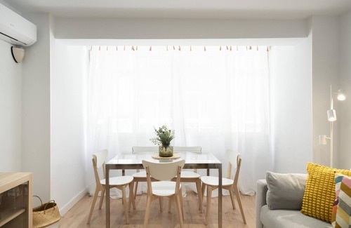 Angustias - Chana - Encina Appartement | Luxurious 3BR Apt Near Train Station and City Center – Ideal for Families
