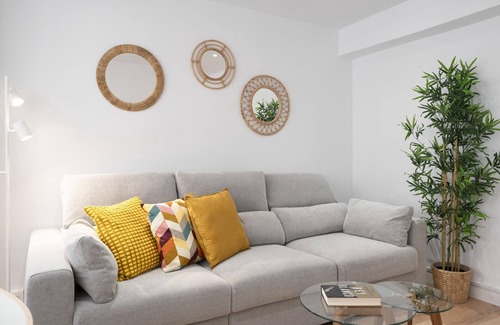 Angustias - Chana - Encina Appartement | Luxurious 3BR Apt Near Train Station and City Center – Ideal for Families